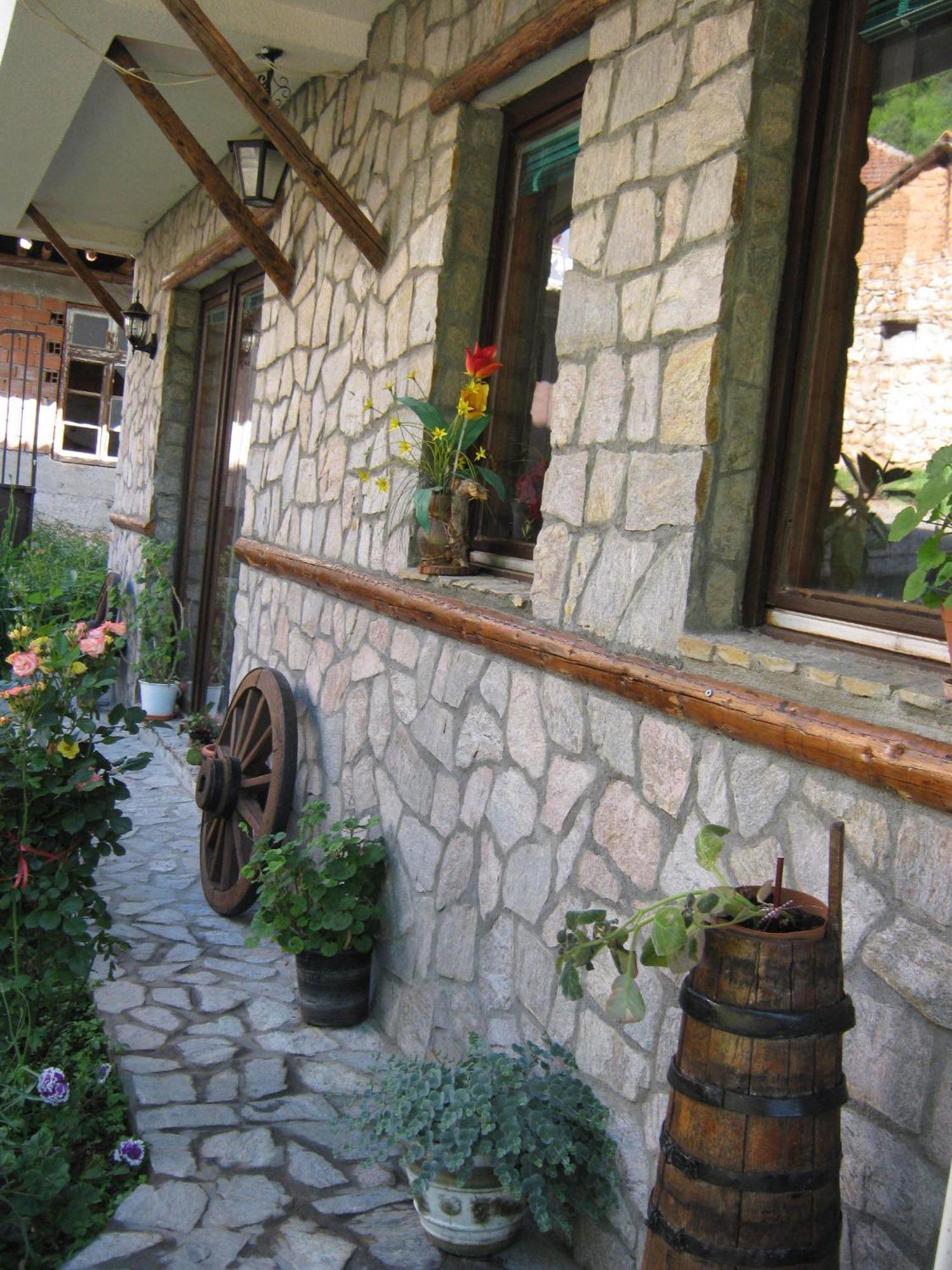 Risto'S Guest House Elshani Exterior photo