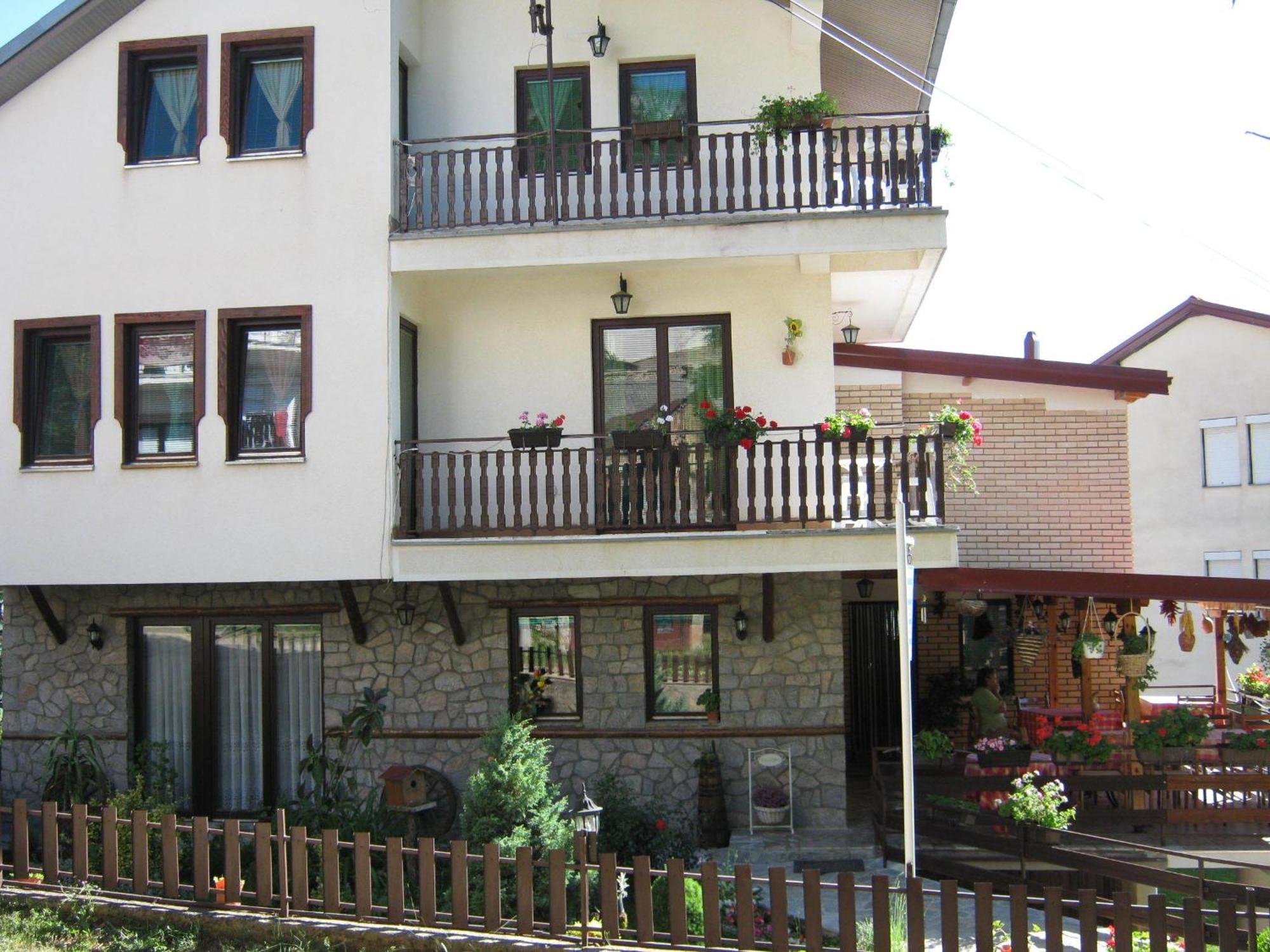 Risto'S Guest House Elshani Exterior photo