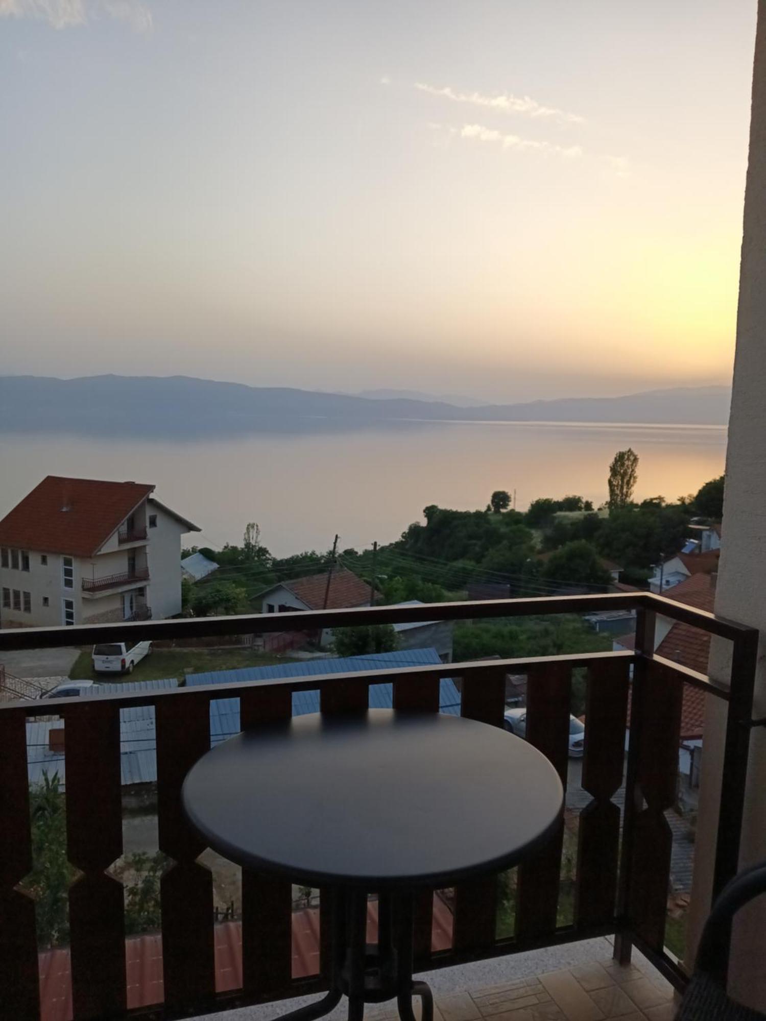 Risto'S Guest House Elshani Exterior photo