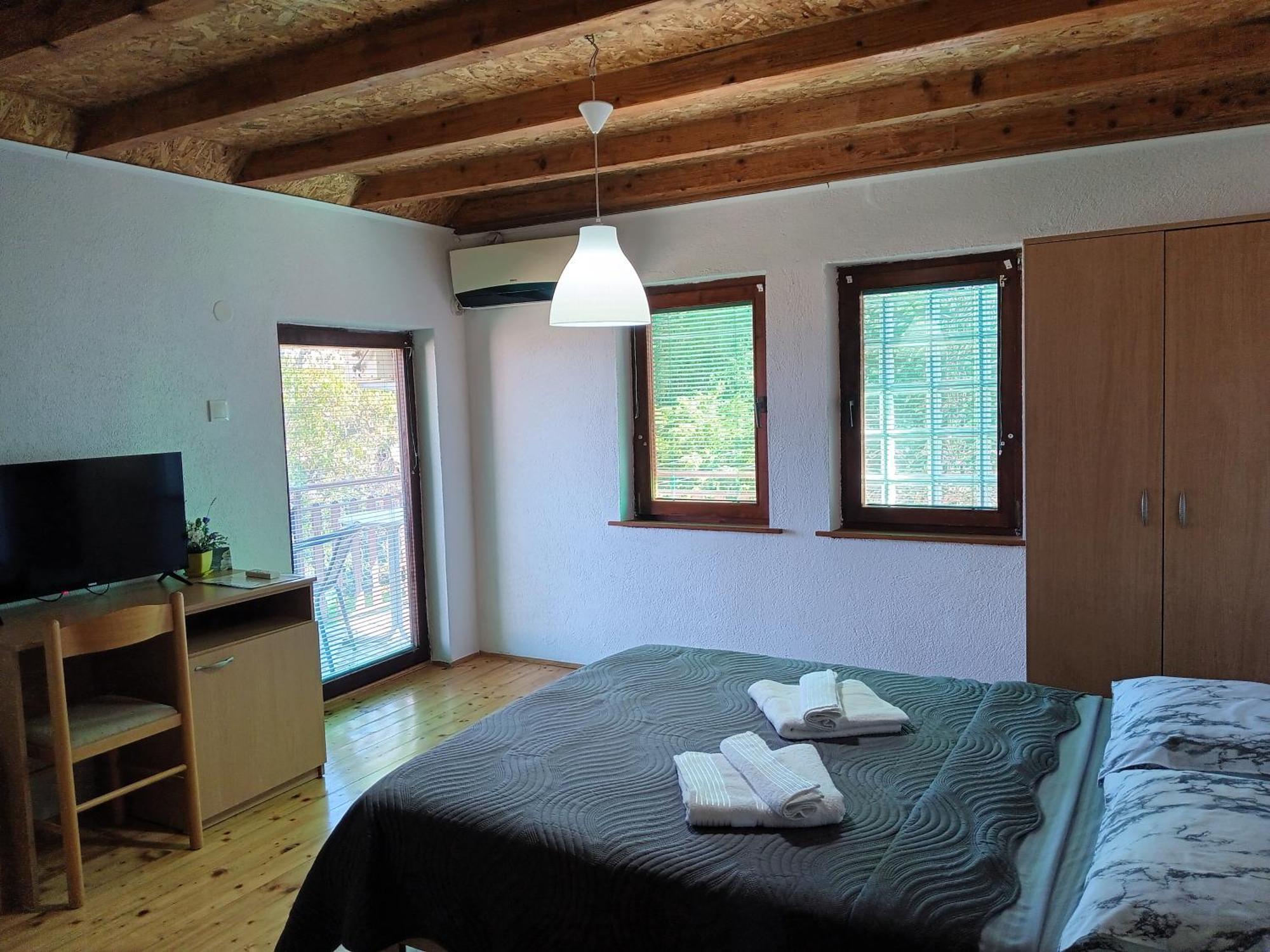 Risto'S Guest House Elshani Exterior photo