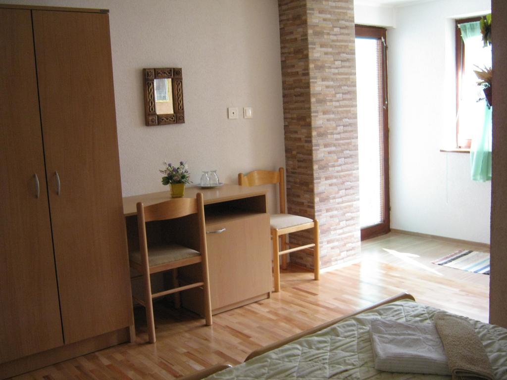 Risto'S Guest House Elshani Exterior photo