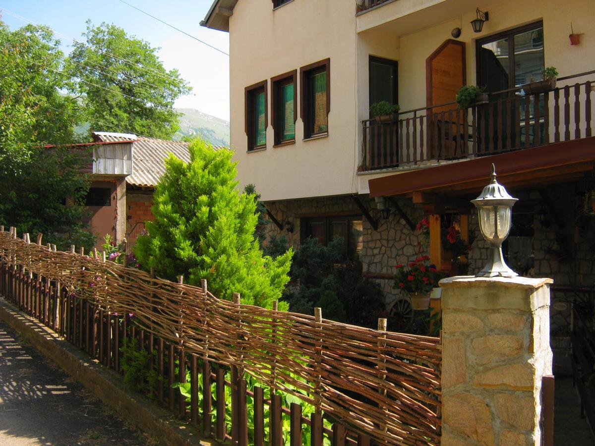 Risto'S Guest House Elshani Exterior photo